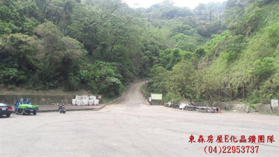 潭子新田登山步道口，前有廣場、停車場，假日市集人潮沸騰，可規劃休閒農場