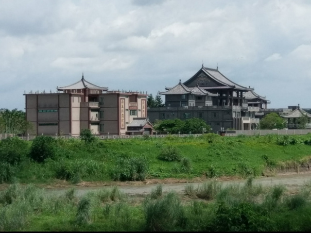 內埔河畔雙面路農地