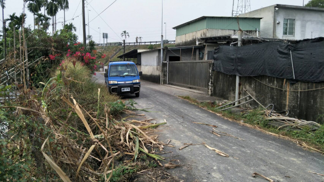 竹田大學路旁面寬農地