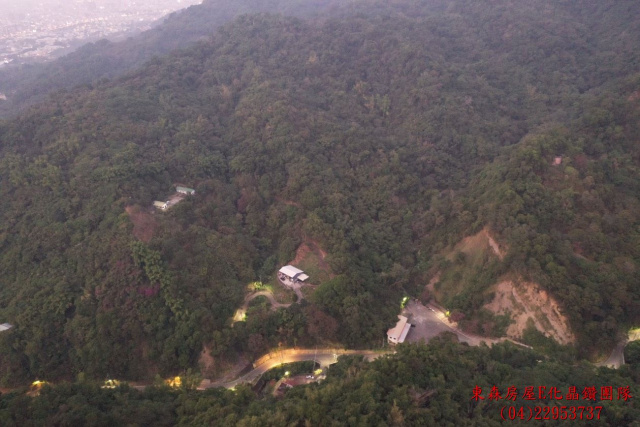 潭子新田登山步道口，前有廣場、停車場，假日市集人潮沸騰，可規劃休閒農場
