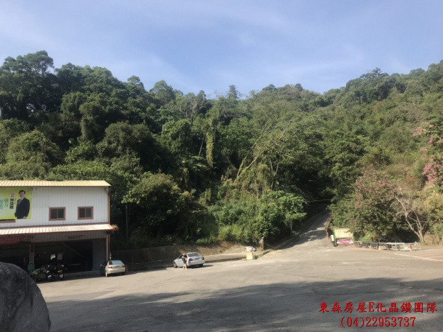 潭子新田登山步道口，前有廣場、停車場，假日市集人潮沸騰，可規劃休閒農場