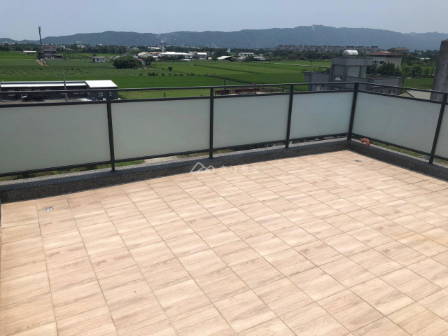 知卡宣碧草連天農舍