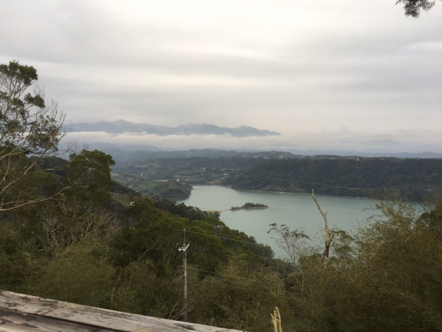 面鯉魚潭景觀農地小木屋